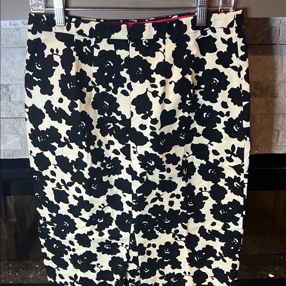 Loft Floral Black and White Floral Skirt size 6 - Picture 8 of 12